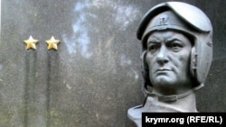Памятник Амет-Хану Султану на его могиле в Москве
