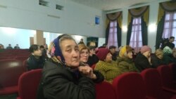 Жители села Акжайык на встрече с чиновниками. Западно-Казахстанская область, 11 марта 2020 года.
