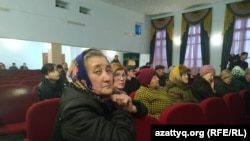 Жители села Акжайык на встрече с чиновниками. Западно-Казахстанская область, 11 марта 2020 года.