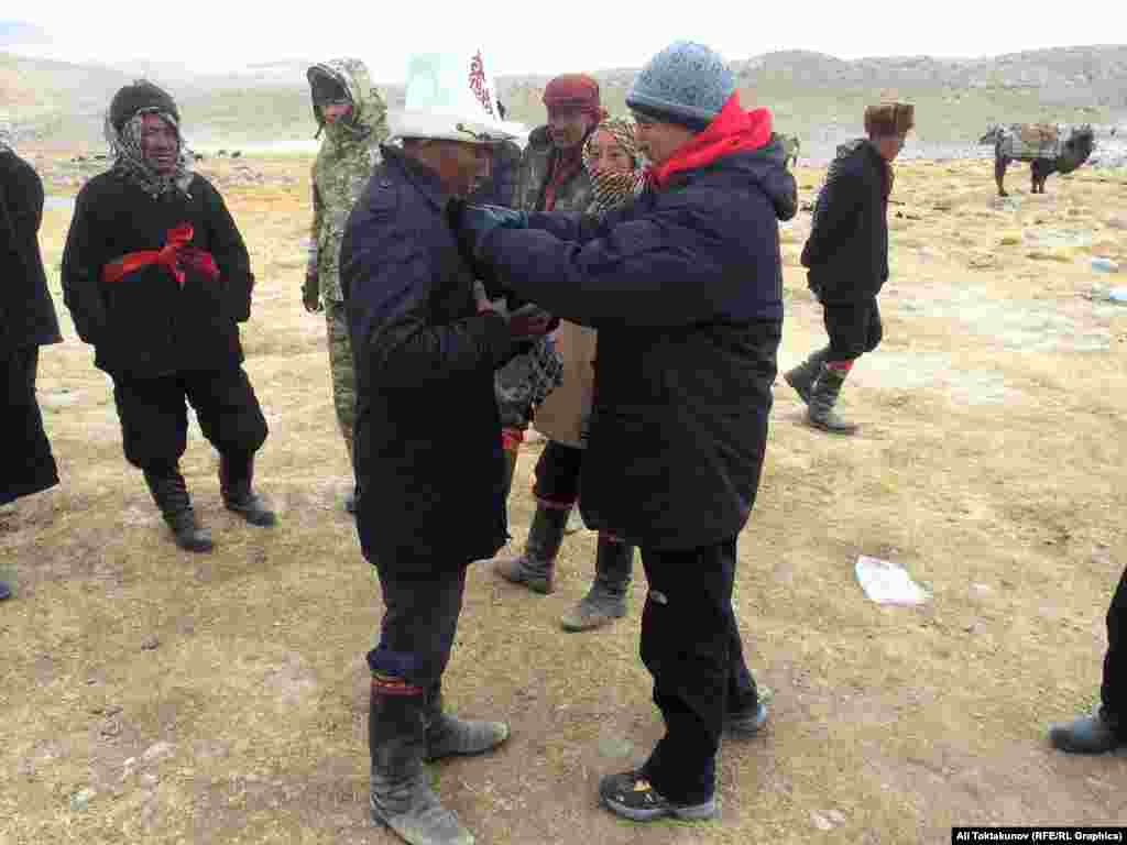 Член делегации Бакыт подарил памирцу свой калпак (национальный головной убор). Некоторые члены экспедиции подарили жителям Памира свои вещи.