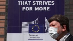 Prolaznik pored zgrade sedišta Evropske komisije u Briselu