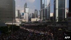 На улицах Гонконга в эти дни - десятки тысяч манифестантов