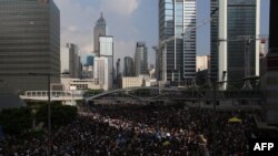 На улицах Гонконга в эти дни - десятки тысяч манифестантов