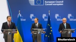 Зліва направо: президент України Петро Порошенко, президент Європейської ради Дональд Туск і голова Єврокомісії Жан-Клод Юнкер під час зустрічі в Брюсселі, 17 березня 2016 року