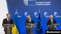 П'ятий президент України Петро Порошенко (ліворуч), голова Європейської ради Дональд Туск (посередині) та голова Єврокомісії Жан-Клод Юнкер (праворуч). Брюссель, 17 березня 2016 року
