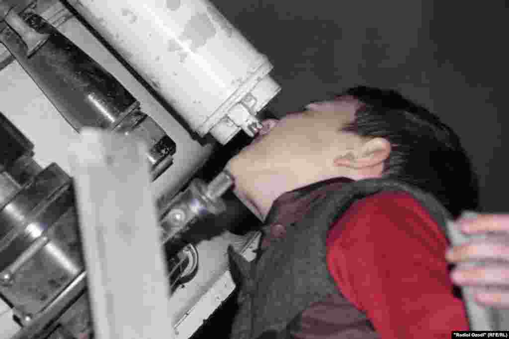 Жарық айға телескоппен қарап тұрған тәжікстандық азамат