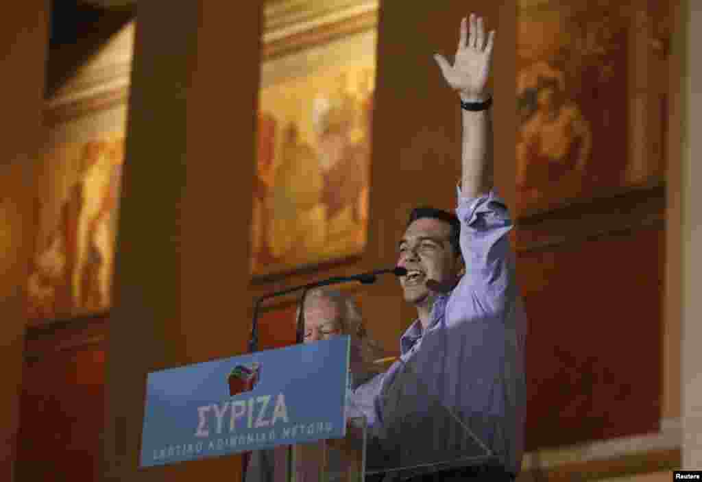 Tələbə etirazlarında iştirak edən Tsipras xalq arasında sevilməyə başlayır. 