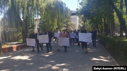 Үйде екі лесбиянка болған. Үйде екі лесбиянка болған.