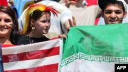 Futbol azarkeşləri 2006-cı il Dünya Çempionatında ABŞ və İranın bayraqlarını yelləyirlər