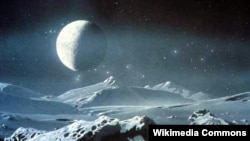 Sateliti Charon - më i madhi planetës Pluton, që është zbuluar në vitin 1978, në një observator kozmik në Shtetet e Bashkuara