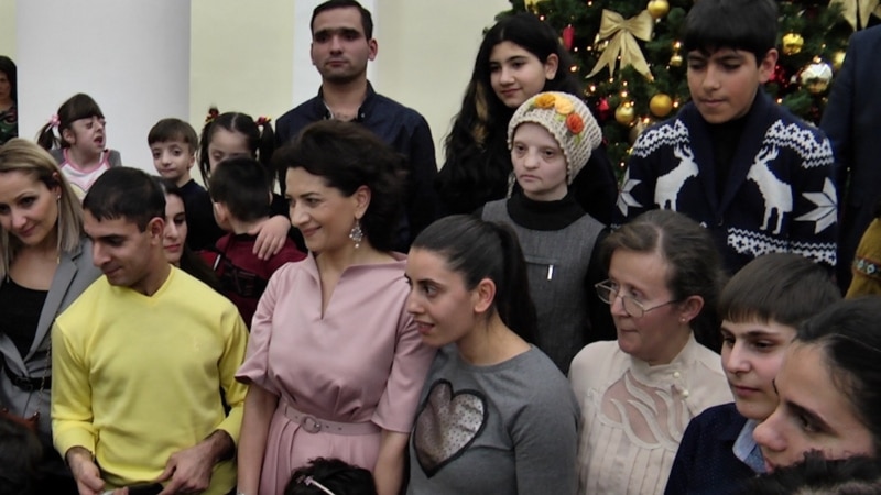 Анна Акопян приняла детей в резиденции премьерн-министра на Баграмяна 26  