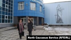 Вдова погибшего в отделе полиции Владимира Цкаева, Земфира Цкаева (справа) и адвокат Анжелика Сикоева