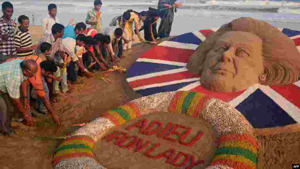 Indijski umjetnik Sudersan Pattnaik napravio je skulpturu Margaret Thatcher od pijeska na plaži Pury, 9. april 2013. Foto: REUTERS / Suzanne Plunkett 