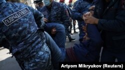 Поліція свої дії пояснила, зокрема тим, що масові зібрання заборонені в умовах чинного в країні режиму воєнного стану