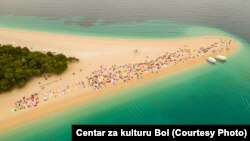 Planirano nasipanje i betoniranje 350 metara plaže i šetnice nedaleko od bisera hrvatskog turizma – plaže Zlatni rat - u Bolu na otoku Braču nepovratno će uništiti taj jedinstveni prirodni fenomen, upozoravaju nevladine udruge i struka.