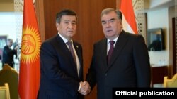 Сооронбай Жээнбеков жана Эмомали Рахмон  2019-жылы жолугушкан учурда тартылган сүрөт. 