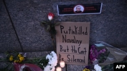 Cveće i poruka ostavljeni ispred ruske ambasade u Vašingtonu 16. februara nakon smrti ruskog opozicionog lidera Alekseja Navaljnog. U poruci piše: "(Ruski predsednik Vladimir) Putin je ubio Navaljnog, ali on ne može biti ućutkan". 