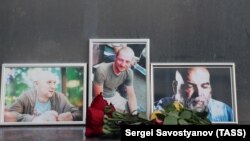 Žurnalistleriň Merkezi öýünde MAR-da öldürilen žurnalistleri hormatyna gül çemenleri goýuldy.  31-nji iýul, 2018 ý.