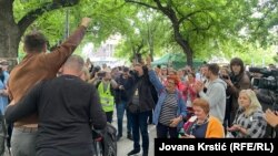 Njerëzit mblidhen para Gjykatës së Apelit në Novi Sad, 20 maj.