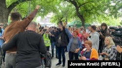 Okupljeni ispred Višeg suda su ovacijama dočekali vest o odluci Apelacionog suda, 20. maj 2025.