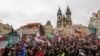 Прагада миңдеген демонстранттар карантиндик чектөөлөргө нааразылык билдиришти. 10.1.2021.