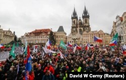 Чехияда миңдеген демонстранттар карантиндик чектөөлөргө нааразылык билдиришти. Эски шаар аянты, Прага. 2021-жылдын 10-январы