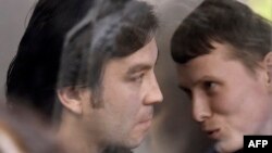 Євген Єрофеєв (л) і Олександр Александров у суді в Києві, 18 квітня 2016 року