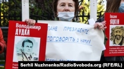  Родичі українських політв'язнів на акції під Офісом президента «Пане президенте, поговоріть з нами» з вимогою розповісти деталі можливого обміну між Україною і Росією. Київ, травень 2020 року