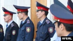 Полиция іштен құлыптанған Алматы әкімшілігін күзетіп тұр. 22 сәуір 2010 жыл.
