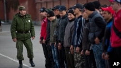 Ռուսաստանցի տղամարդկանց մասնակի զորակոչի հրամանով զինվորագրում են Ուկրաինա փոխադրելու համար: 