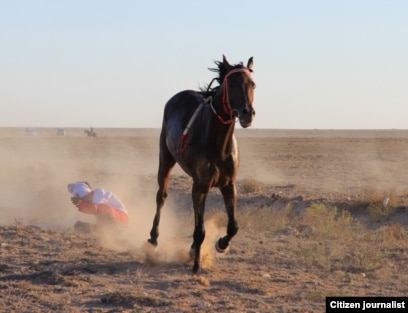 Жалаңаш қыздың басын құрт сорып алады