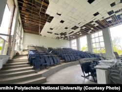 Пошкоджена обстрілом будівля національного університету «Чернігівська Політехніка»