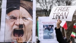 پلاکاردهایی در تجمع اعتراضی در نیویورک در حمایت از مردم ایران، ۲۸ دی‌ماه