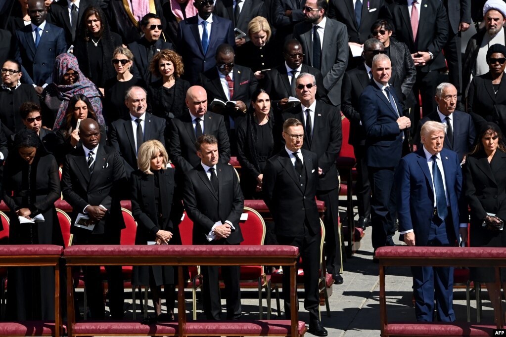 (Nga e majta në të djathtë) Presidenti i Francës, Emmanuel Macron, presidenti i Finlandës, Alexander Stubb dhe presidenti i SHBA-së, Donald Trump, gjatë ceremonisë mortore të Papa Françeskut të ndjerë, në sheshin e Shën Pjetrit në Vatikan.