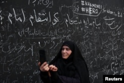 یکی از شرکت‌کنندگان در مراسم تشییع علی خامنه‌ای