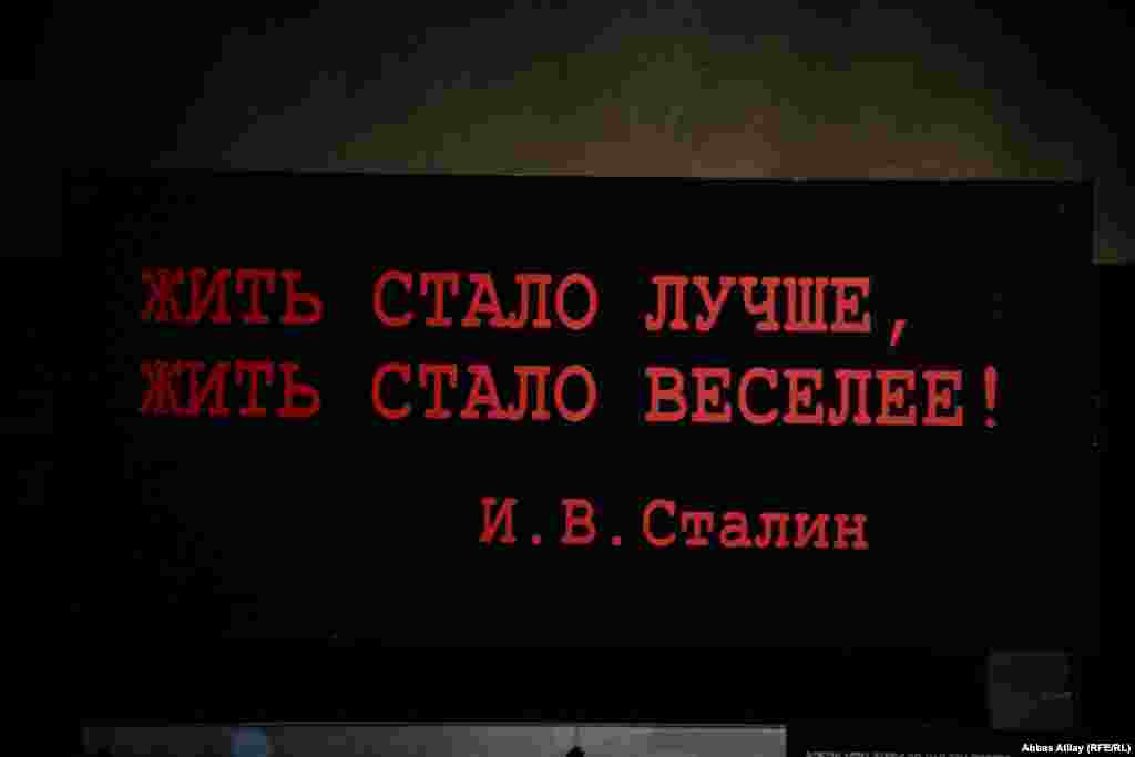 Ölkənin &quot;əvəzolunmaz lideri&quot;ndən sitatlar ənənəsi də həmin illərdən başlayıb. Bu nümunədə Stalinin məşhur &quot;Həyat daha yaxşı, daha şən olub&quot; kəlamıdır 