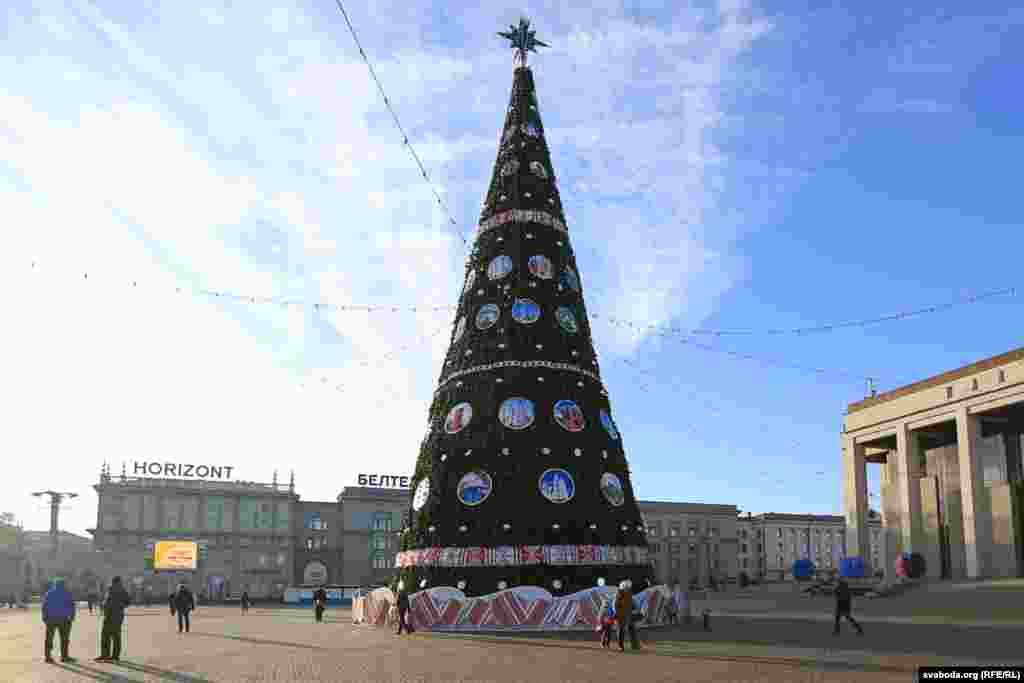 У Менску ўсталявалі ялінку, упрыгожаную нацыянальным арнамэнтам. 14 сьнежня 2014 года