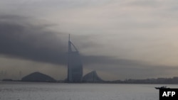 دود بر فراز شهر دوبی، بامداد جمعه ۲۲ اسفند