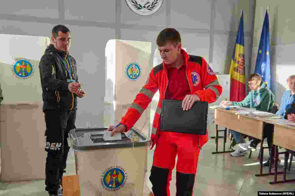 Un paramedic își exercită dreptul la vot.