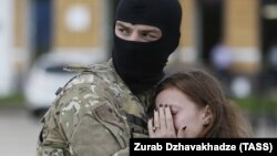 Сарбози Украина пеш аз сафарбар шудан ба шарқи кишвар барои мубориза бо ҷудоиталабон.