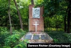 Opachychi, Ukraine. In 2002, this monument was modified with the addition of a cross, which was affixed onto the Soviet star.