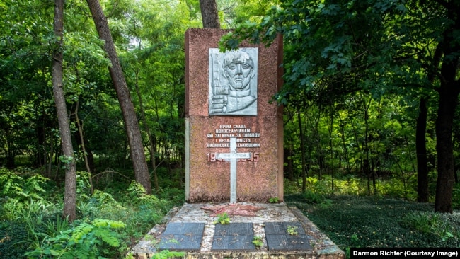 Monument din zona de excludere în jurul centralei nucleare de la Cernobîl. În 2002, s-a adăugat o cruce peste steaua socialistă.