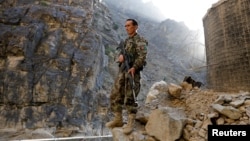 Një pjesëtar i ushtrisë afgane.
