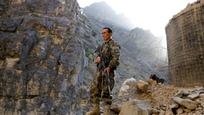 Vojnik afganistanske vlade čuva stražu na autoputu Džalalabad-Kabul 8. jula usred nedavnih napada talibana.