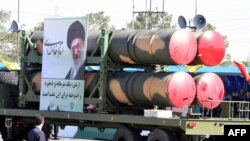 Eýran, harby maşyn Orsýetde öndürilen S-300 howa goragy sistemasyny alyp barýar. Tähran, 18-nji aprel, 2017 ý.