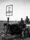 Plakat sovjetskog vođe Josifa Staljina na jednom od prvih traktora fotografisanih na radu na poljima Uzbekistana.<br><br>Početkom 1925. godine, područje današnjeg Uzbekistana proglašeno je republikom Sovjetskog Saveza. Sovjetsko preuzimanje vlasti označilo je period nemilosrdne transformacije, koji je uključivao pogubljenja uzbečkih političkih zatvorenika, kao i programe opismenjavanja i industrijalizaciju.