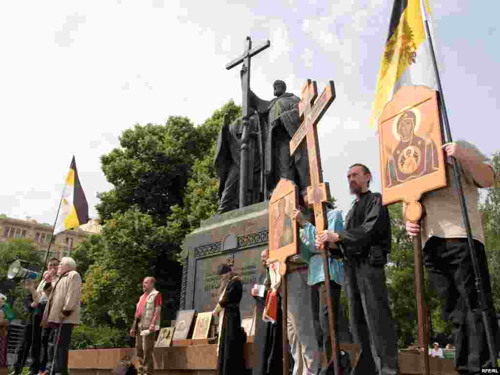 Один из ораторов упрекнул французов в том, что они не раскаиваются в убийстве короля Людовика XVI.