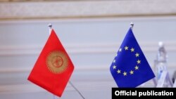 Флаги Кыргызстана и Европейского союза. Иллюстративное фото. 