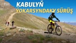 Kabulyň ýokarsyndaky tigirler. Sürüjiler owgan sportuny täze belentlige çykarýarlar