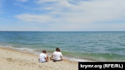 На пляжах юго-восточного Крыма почти нет отдыхающих. Феодосия, Крым, май 2026 года